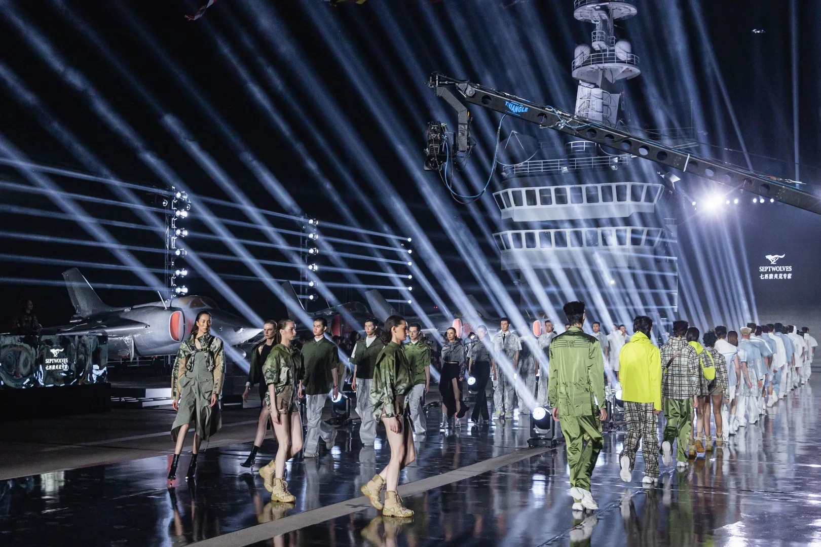 七匹狼航母大秀暨图片.jpg